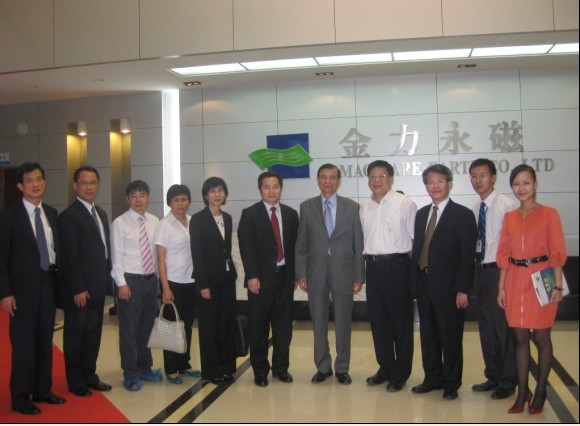 九游网站入口永磁董事长蔡报贵与东元集团黄会长及公司高层合影.jpg